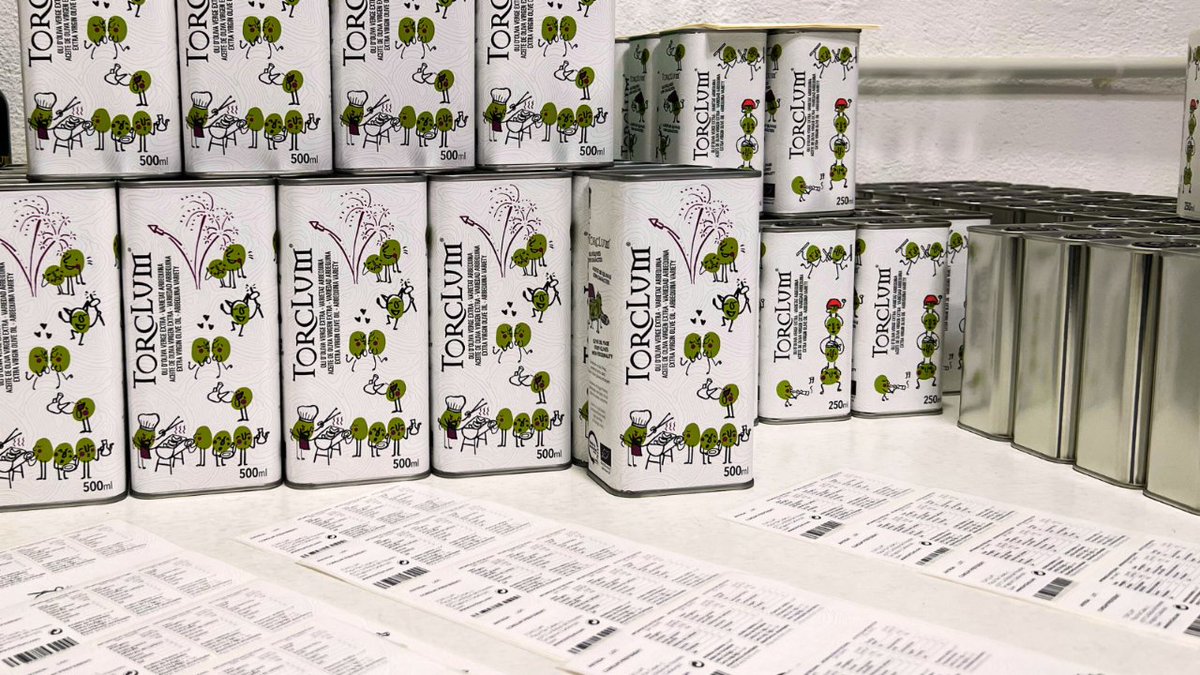 Torclum's tweet image. Sabies que el marcatge i l’etiqueta’t de les nostres llaunes és totalment manual?. Ho fem amb una dedicació especial, sabent que, les properes mans que agafaran aquella llauna, i gaudiran del nostre oli, seran les teves. 

#OOVE #ecologic