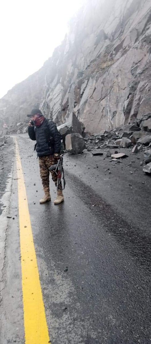 skps70's tweet photo. Travellers to GB may take extra caution as rains have triggered landslides on KKH and Shahrah Baltistan. KKH is blocked at many points in Upper Kohistan due to which passenger and cargo vehicles are reportedly stranded at various points. latest SITREP https://t.co/B6mNuiBDjL