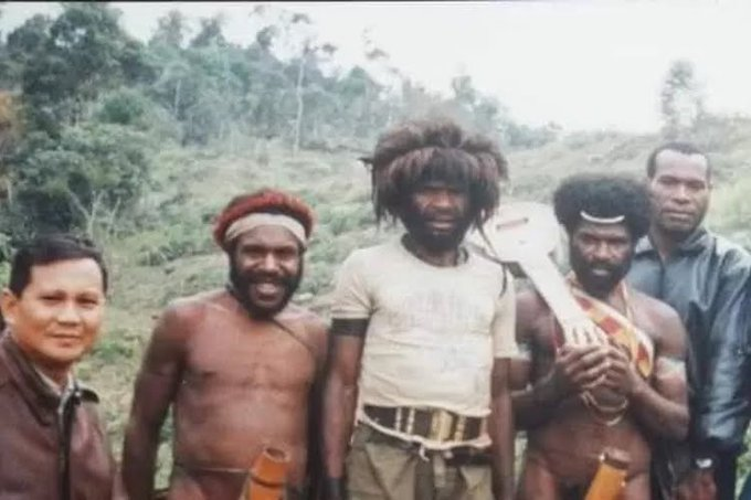 yossrsro's tweet photo. Kisah Pertemuan Prabowo Subianto dengan James Bond Indonesia, Berhasil Bebaskan Sandera di Papua Tahun 1996  

#Prabowo
#PrabowoSubianto 

@Ndons_Back @bengkeldodo @are_inismyname @florieliciouss @99propaganda @BANGSAygSUJUD @Bank_Joee_ @KhoirilAnwar_ https://t.co/AySObimLA1