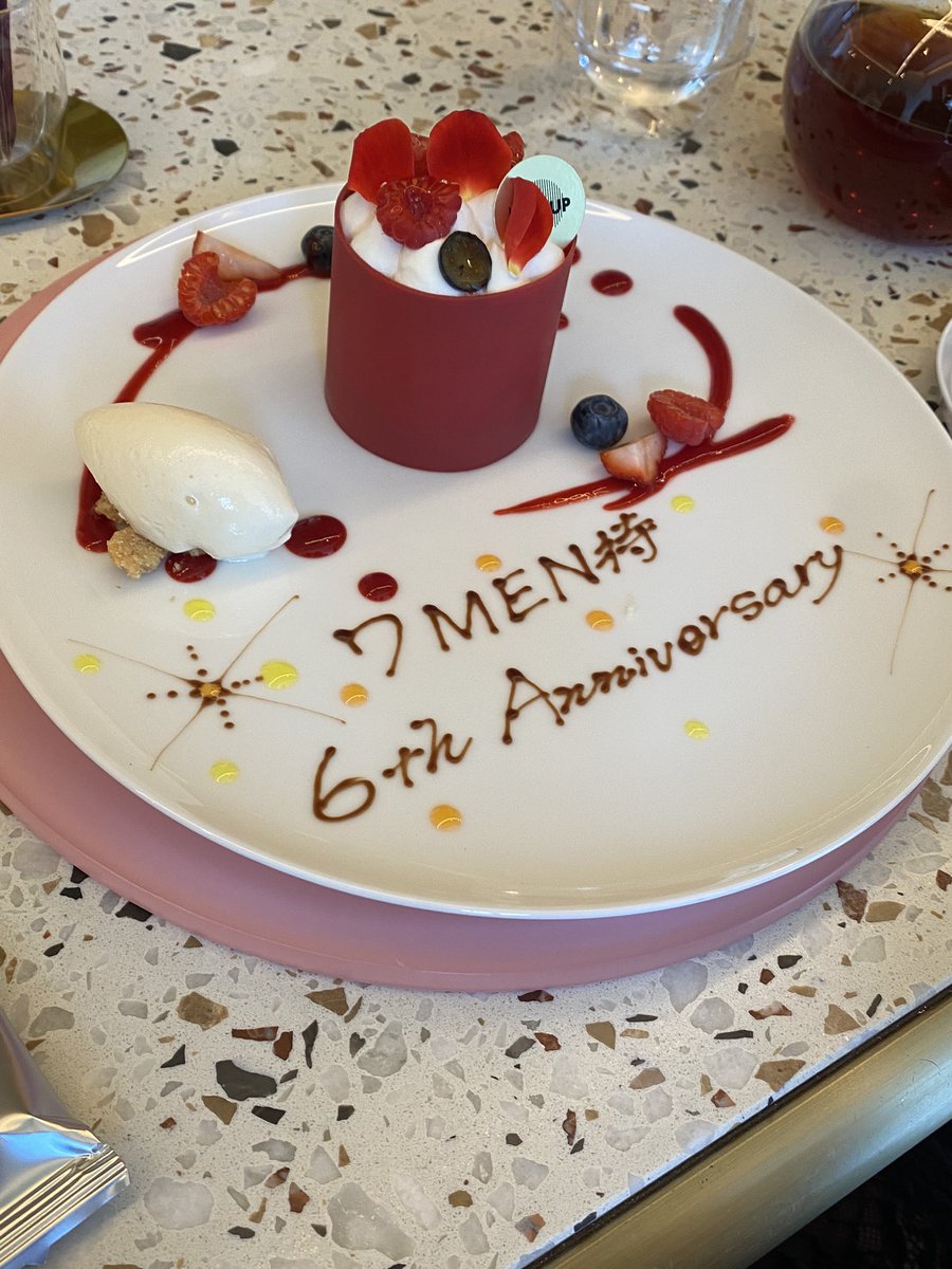 BABYnao0701's tweet photo. ジャニオタしかおらんカフェに連れてこられてる https://t.co/bmdHz2tJMs