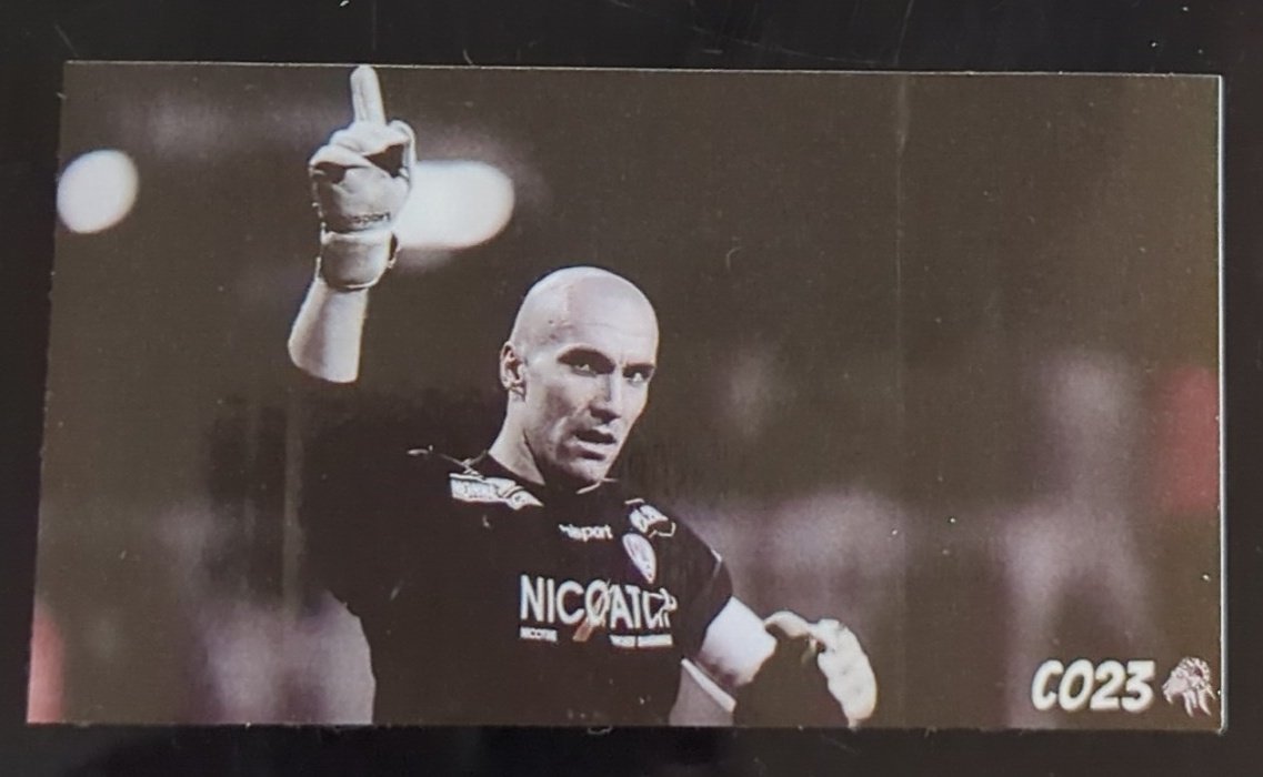 1jour1stick's tweet image. Les #CO23 sont en virage Revault, et donc pas étonnant de trouver un stick a la mémoire de Christophe Revault,  ex joueur du Havre, du PSG et bien sûr de Toulouse, décédé tragiquement en 2021. Le virage ouest du stadium a été rebaptisé virage C Revault.