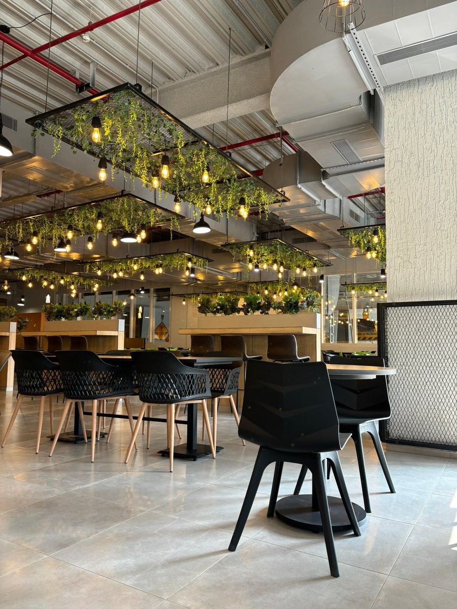 StudioMasons's tweet photo. By utilizing diverse seating layouts, incorporating biophilic features, and enhancing the ambiance with fluorescent lighting, this cafeteria creates an inclusive environment. https://t.co/zHIniADJ1k