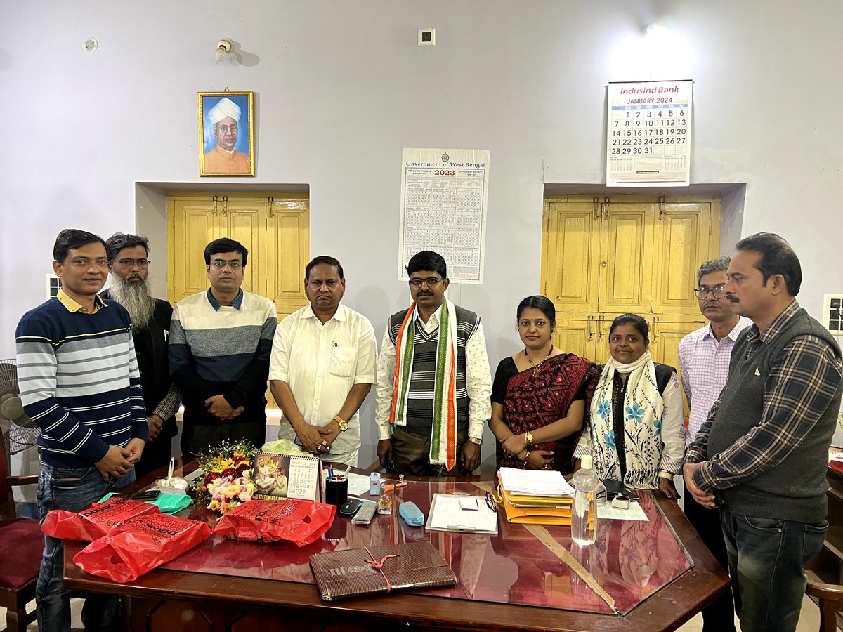Humayunjup's tweet photo. আজ "সালার মুজাফফর আহমেদ মহাবিদ্যালয়ের" স্থায়ী অধ্যক্ষ হিসেবে দায়িত্ব ভার গ্রহণ করলেন "শ্রী করুণাময়ী চ্যাটার্জী"।
নব-নিযুক্ত অধ্যক্ষ মহাশয়কে সম্বর্ধনা জানানোর বিশেষ কিছু মুহূর্ত।

#salarcollage #principal https://t.co/bKahUe3l7y