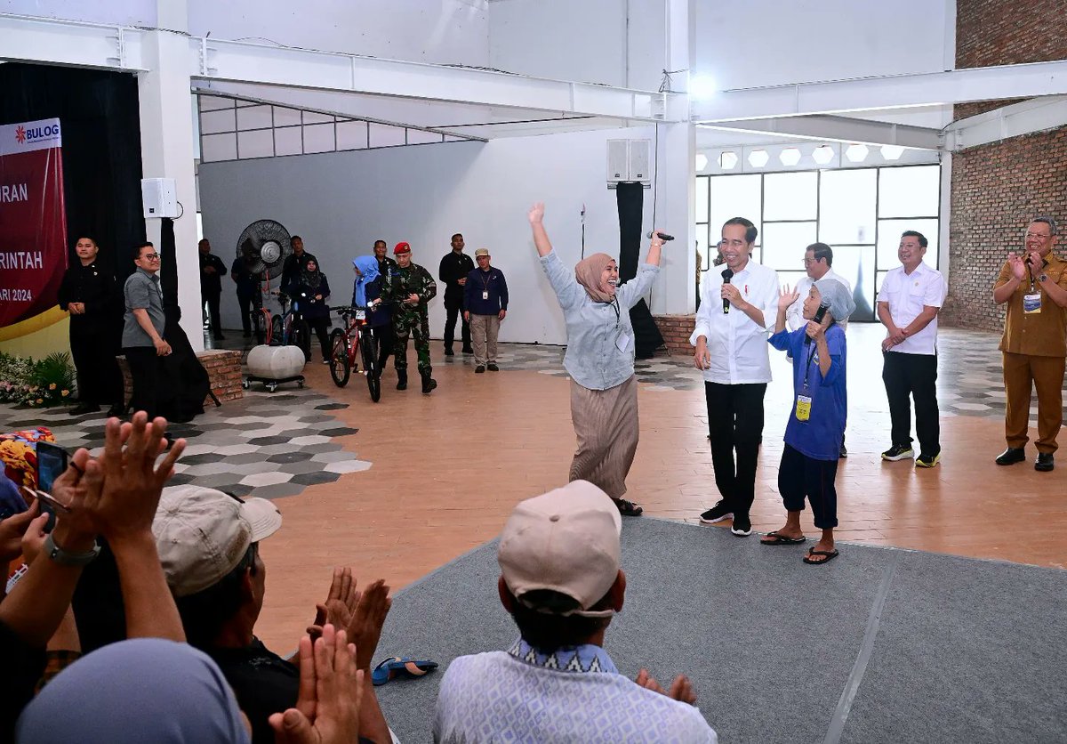 jokowi's tweet photo. Bantuan Cadangan Beras Pemerintah (CBP) kali ini saya serahkan kepada Keluarga Penerima Manfaat (KPM) di Gedung Kawasan Pertanian Terpadu, Kota Tangerang Selatan, Senin, 19 Februari 2024. 

Bantuan pangan ini merupakan upaya Pemerintah dalam membantu masyarakat di tengah kenaikan harga pangan global, utamanya beras, yang masih terjadi sebab pengaruh perubahan iklim juga cuaca, sehingga banyak gagal panen sampai harganya menjadi naik. Saya memastikan bahwa masyarakat telah menerima bantuan beras bulan Januari 2024,  kemudian apabila Anggaran Pendapatan dan Belanja Negara (APBN) mencukupi setelah bulan Juni, bantuan pangan tersebut akan dilanjutkan.

Foto: Muchlis Jr - Biro Pers Sekretariat Presiden