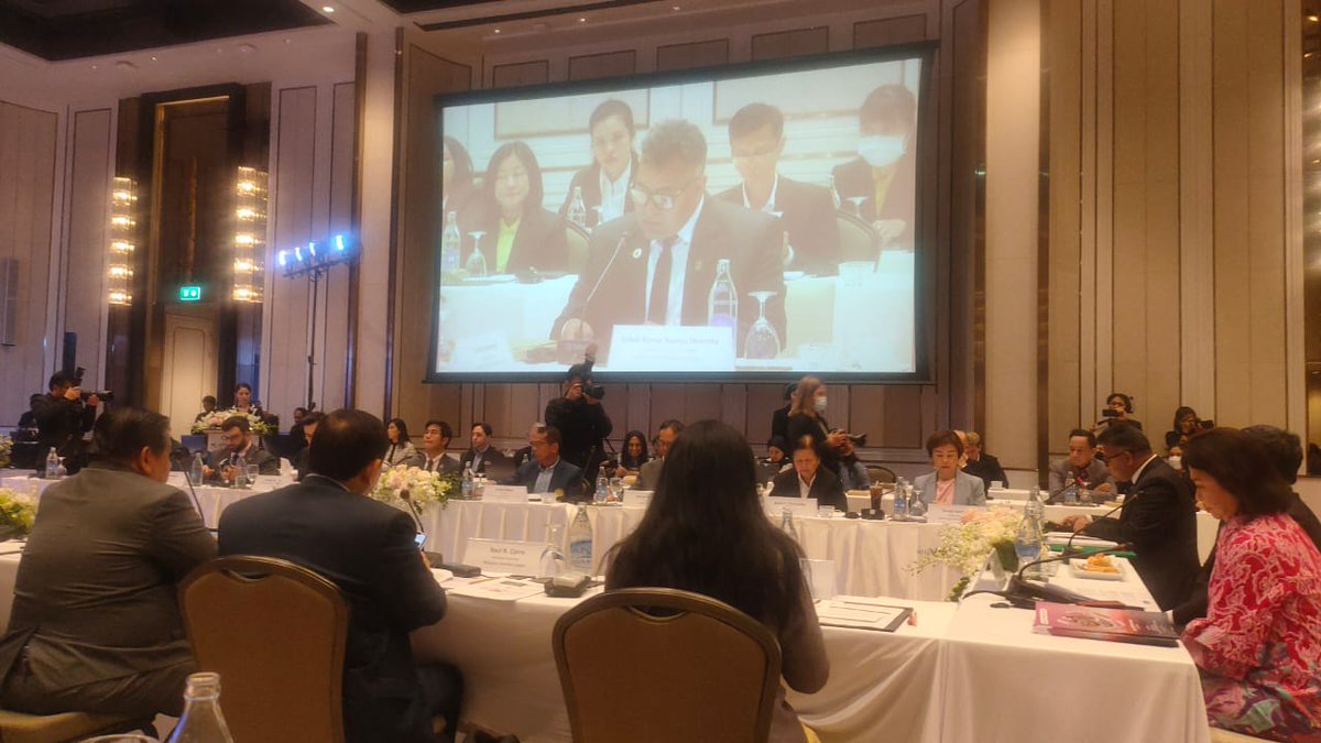 uclgaspac's tweet photo. @UNESCAP @BangkokPostNews @UN_Armida In the read statement by Mr. Ashok Kumar Byanju Shrestha, past immediate President of UCLG ASPAC Mayor of Dhulikhel Municipality, Mr. Dakila Carlo Cua, President of UCLG ASPAC, highlighted that the future is local. #APFSD #SDGs #LRGA #SDGprogress #AsiaPacific https://t.co/6wZpcbBF1V