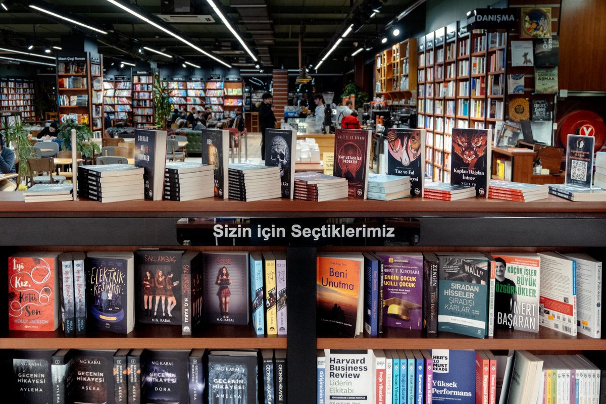 İyi haftalar! 🧡 Bu hafta sizin için seçtiğimiz kitaplara göz atmayı unutmayın. 📚 #PenguenKitabevi