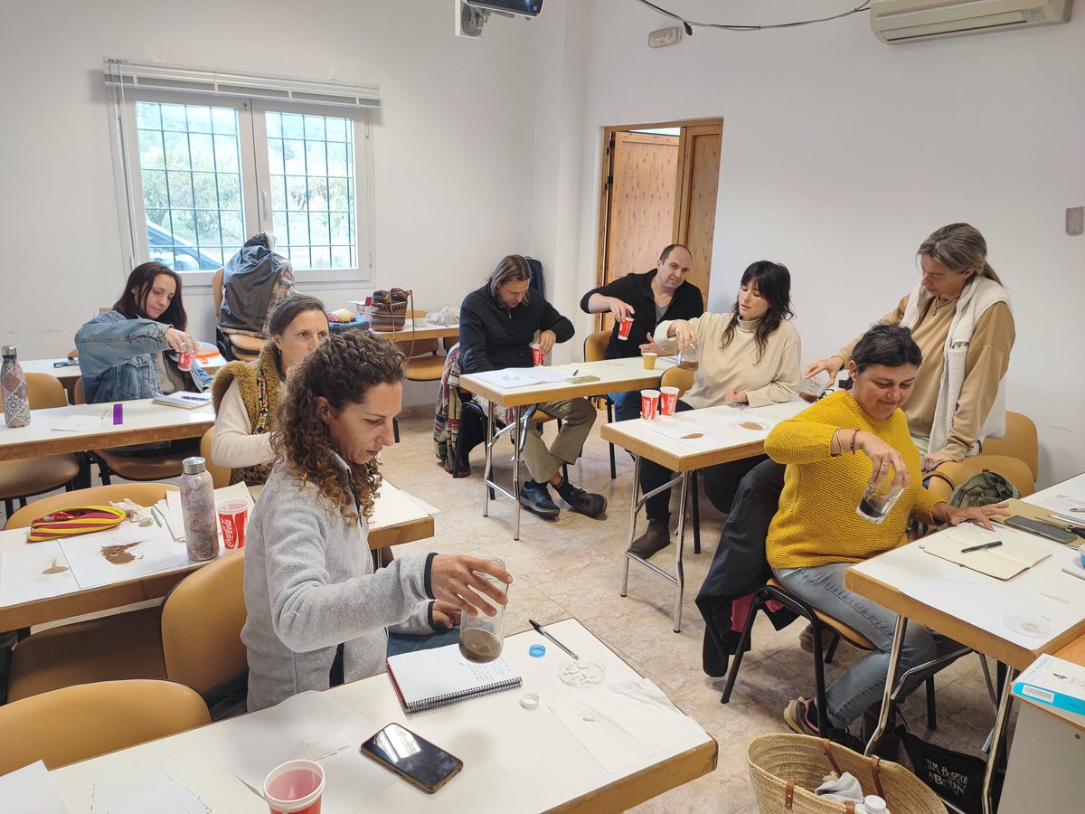 DavidSustraiak's tweet photo. Este fin de semana hemos disfrutado mucho formando a productor@s de #apeef en Ibiza, en esta técnica cualitativa de análisis de suelos: la #cromatografia circular plana.
Aquí explico en qué consiste.
https://t.co/IMcnWB0F6o https://t.co/6n6zND2xYt