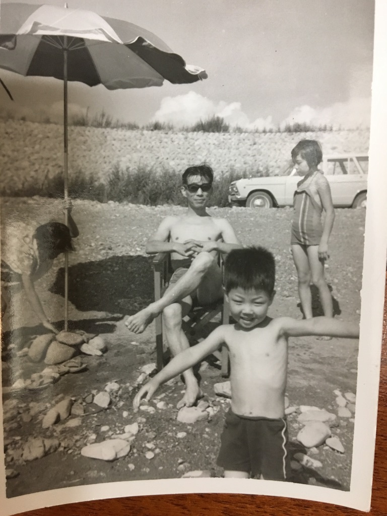 ＃カルコスの歴史　①カルコス以前：カルコスという名前になる前の屋号は信田屋（のぶたや）といいました。現在の岐阜県山県市に店舗を構え、本、文具、化粧品、玩具などを扱い、なかなかの繁盛店だったのですが1980年に閉店し、この屋号は消滅します。
サングラスは前社長、男子は現社長です。