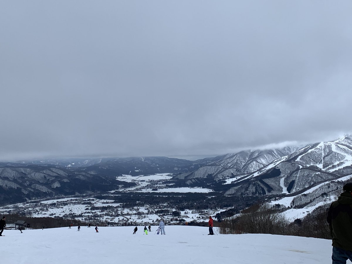 今日は白馬岩岳に来ました🏂
暖冬の影響で雪❄️が少ないです😢ザラメ雪でしたが午前中何とか天気が保って楽しめました！オムライスと白馬限定ボルシチが美味しかったです😊
#白馬
#岩岳スノーフィールド