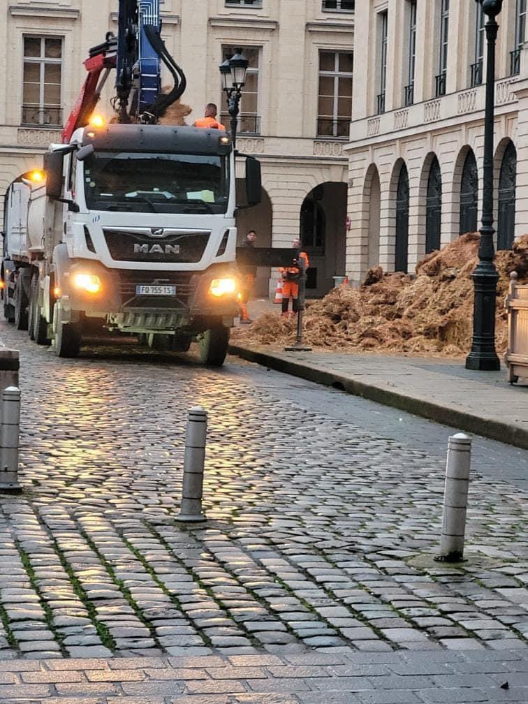 🎁 SURPRISE POUR LES PRÉFETS !

Les paysans de la Marne se sont mobilisés tôt ce matin pour déposer des cadeaux odorants devant la préfecture de Châlons-sur-Marne et les sous-préfectures de Reims et Épernay. 

#RésistancePaysanne #AgriculteursEnColère