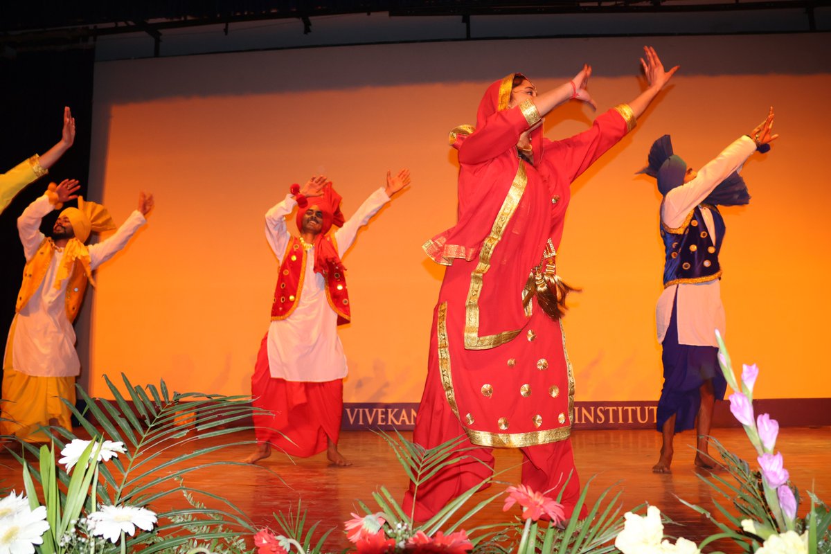 svietofficial's tweet photo. Energetic vibes and cultural delight! Here is a glimpse of our vibrant Bhangra presentation at Techathon 2.0, celebrating diversity and talent, igniting joy and unity among participants.

#Techathon2.0 #BhangraBeats #InnovationUnleashed #TechRevolution #SVGOI #TechEnthusiasts https://t.co/0AzQxdS39b