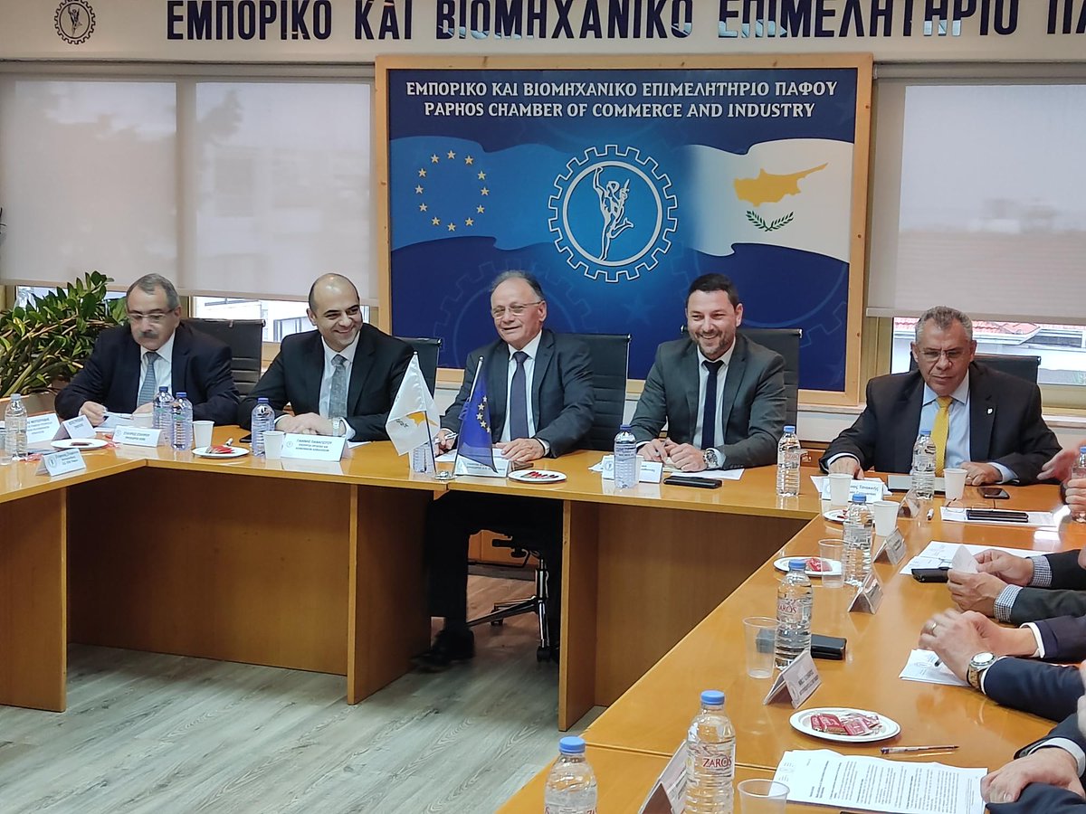Σύσκεψη του <a href="/pafoschamber/">Pafos Chamber of Commerce and Industry</a> με Υπουργό <a href="/MinLabourCY/">Υπουργείο Εργασίας και Κοινωνικών Ασφαλίσεων</a> κ <a href="/Yiannis_Pan/">Yiannis Panayiotou</a> παρουσία και του Προέδρου <a href="/CCCI_Cyprus/">Cyprus Chamber of Commerce and Industry</a> κ Σταύρου Σταύρου και ΓΓ κ Μάριου Τσιακκή. Επί τάπητος όλα τα θέματα που απασχολούν την επιχειρηματική κοινότητα με κύριο θέμα την εξεύρση εργατικού δυναμικού από τρίτες χώρες.