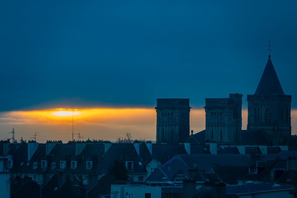 radiolivier's tweet photo. Soleil furtif ce matin, sur l'Abbaye aux Dame, à Caen. C'est tout pour aujourd'hui 🌞 https://t.co/1nOdyxXK1c