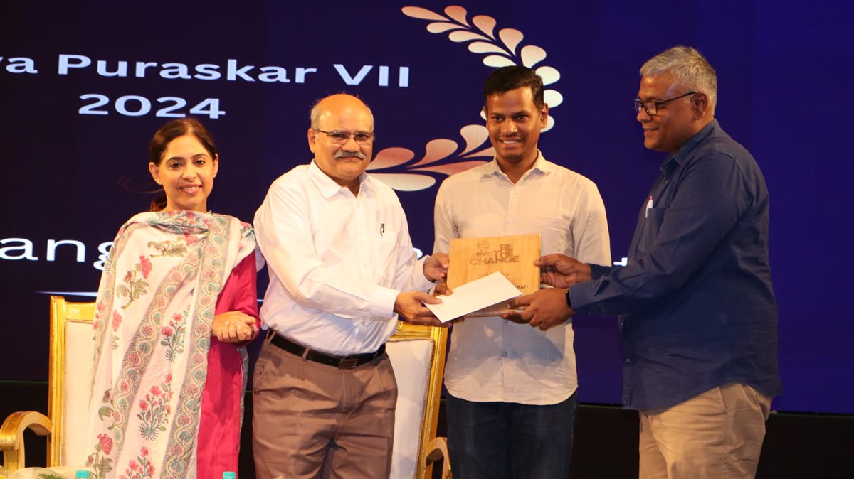 uthishta's tweet photo. Muralidharan Regupathy, &amp; Milind Gokhale proudly award Uthishta Seva Puraskar to Uttar Banga Seva Bharati!  Recognizing their impactful work in Siliguri, And the prize money of ₹100,001 serves as a token of appreciation for their dedication and service to the community! https://t.co/qSV5ZALUSx