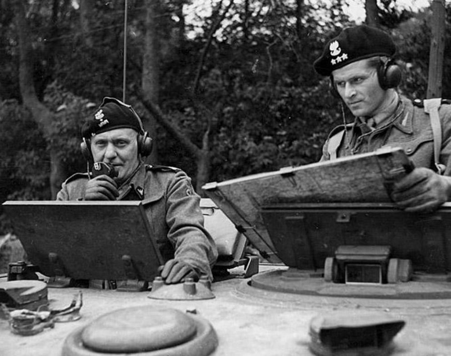 WBH_2016's tweet photo. 82 lat temu - 25 lutego, #generalMaczek rozpoczął w Szkocji formowanie 1. Dywizji Pancernej. Jednostka odegrała znaczącą rolę w bitwie pod Falaise. Jej szlak bojowy wiódł przez północną Francję, Belgię i Holandię, aż po bazę niemieckiej marynarki wojennej w Wilhelmshaven. https://t.co/eTLtECDj21