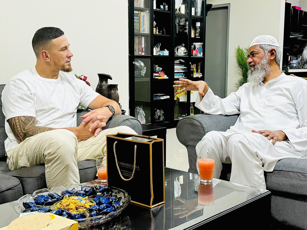 SonnyBWilliams's tweet photo. Mashaallah it was an honour to finally meet you sheikh @drzakiranaik 🤲🏽❤️ #Malaysia https://t.co/lbn69r1Onz