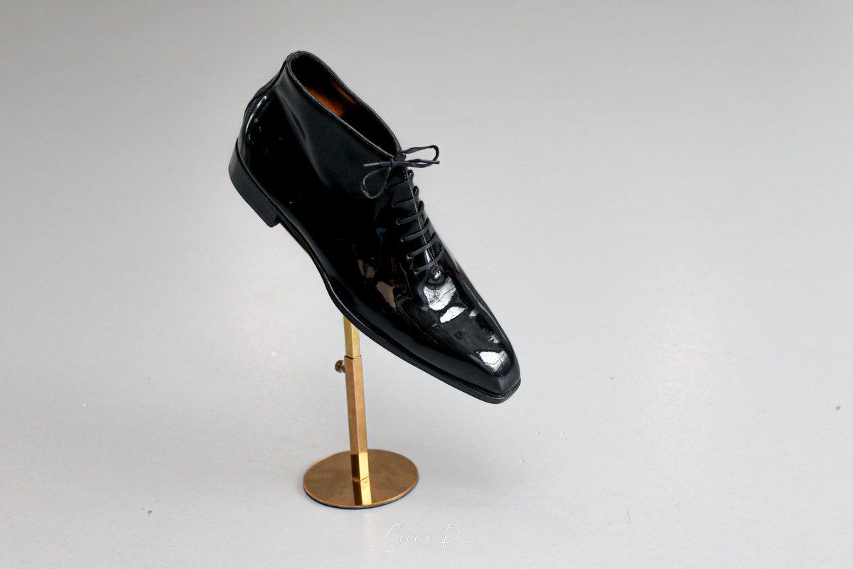 cervopi's tweet photo. 𝗦𝗵𝗼𝗼𝘁𝗶𝗻𝗴 𝗽𝗼𝘂𝗿 𝗕𝗲𝗦𝗽𝗼𝗸𝗲 𝗦𝗵𝗼𝗲'𝘀 
Enseigne spécialisée dans la confection de Chaussures sur mesure Haut de Gamme à Brazzaville. 
BrazzaMall, Bâtiment en face de la Mairie de Talangai, Mpila. 
📸 :: Cervo Pi :: 

#shooting #chaussures #croco #new #marque https://t.co/5aCXJYeOph