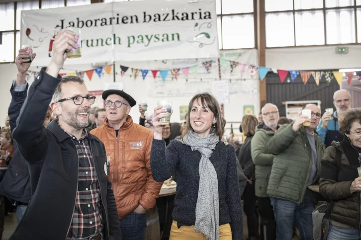MediabaskInfo's tweet photo. Un nouvel #Eusko Eguna à #Espelette @EuskalMoneta  https://t.co/QeWajr6aWA https://t.co/d7Nh2UTLRn