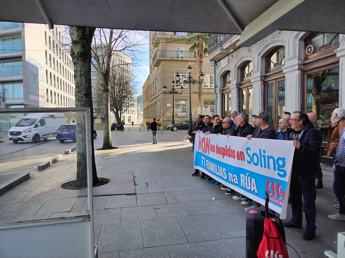 galizaCIG's tweet photo. Persoal de Soling, empresa auxiliar do sector #naval vigués, mobilizouse hoxe diante da sede da Asociación Clúster do Naval Galego (#Aclunaga) en #Vigo en defensa dos seus postos de traballo e para reclamar unha solución que garanta o mantemento da actividade industrial. #Soling https://t.co/3o5stuNR4Z