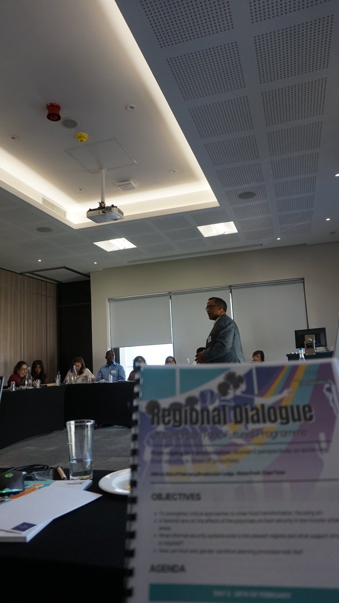 FoodAgencycpt's tweet image. Today we kick off the #UrbanFoodFutures Regional Dialogue program hosted in Cape Town.@TMG_think brings together different perspectives on how to achieve food security in #polycrises. Below pictured are very brief welcomes before we dive into whats on our menu for the program!