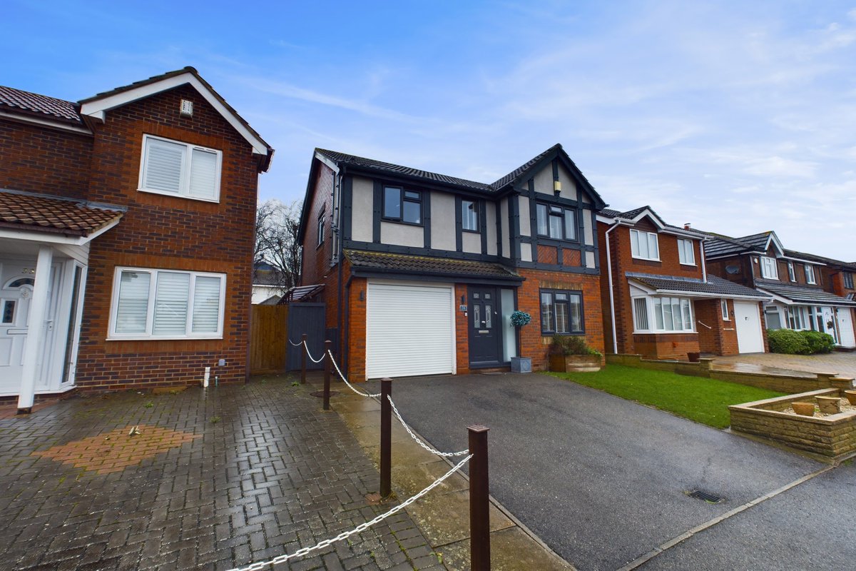 NichollsRes's tweet photo. Sold STC - four bedroom detached house 

📍 Arnold Drive, Chessington
💷 £800,000
📞 020 8391 1110

If you have a property to sell or let in Chessington or the surrounding areas please contact us today. https://t.co/atfJx2d2kw