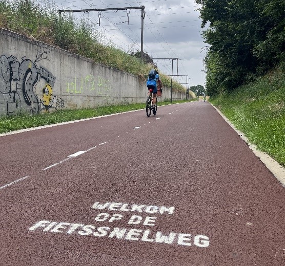 De provincie investeerde in 2023 8,6 miljoen euro in 32 fietsprojecten. Daarbovenop ging er zo’n 2 miljoen euro naar de fietssnelweg F24 tussen Leuven en Tienen. Door te investeren in kwaliteitsvolle fietssnelwegen wil ze bijdragen aan een veiliger mobiliteitsnetwerk. gebruiken.