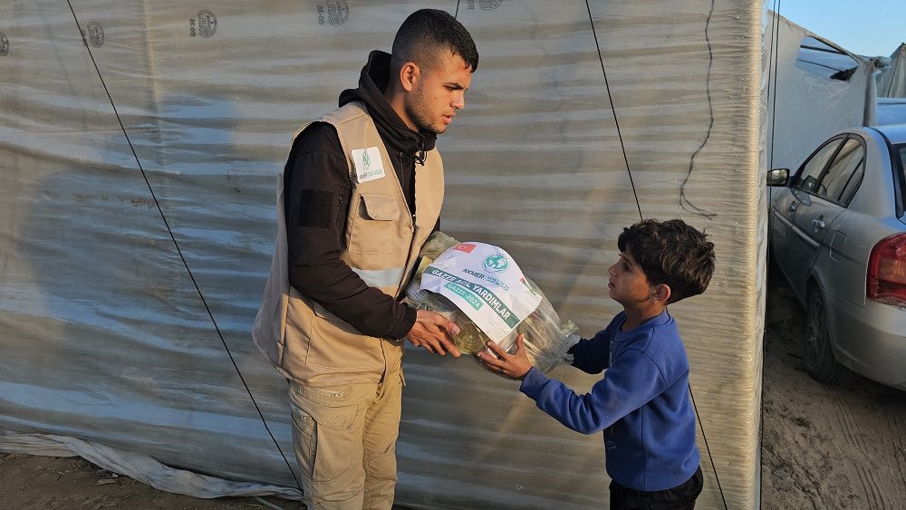 akmermesaj's tweet photo. Kuşatma ve bombalar altındaki Gazze'de gıda yardımlarımız çadırlarda yaşayan kardeşlerimize ulaştırıldı.

Allah kabul etsin...

#akmer #gaza #gazze #gaza_under_attack #gazagenocide2023 #rafahopenborder https://t.co/AS05j1U1y1