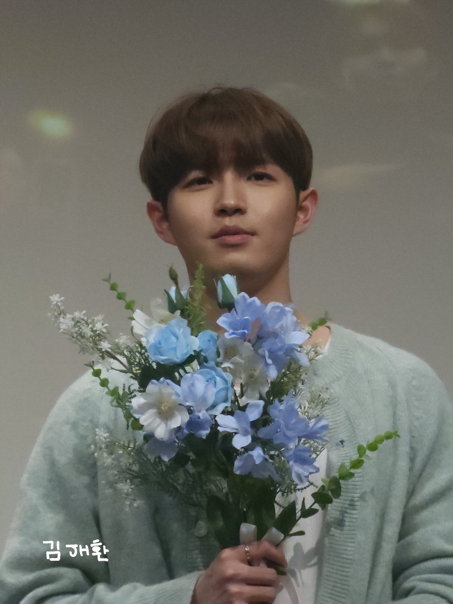 이 사진.. 아무 효과 없이 폰으로 찍은 사진인데 뭔가 더 몽환적이고 아련한 숲속의 요정 왕자님 같아서 정말 맘에 든다. 아무 노래 안 듣고 있는데 사진 속 어디선가 싱그럽고 은은한 예쁜 노래가 들려오는 것 같음. 공감각적 김재환 🍃 240218 엠투유 대면팬싸 #김재환 #KIMJAEHWAN