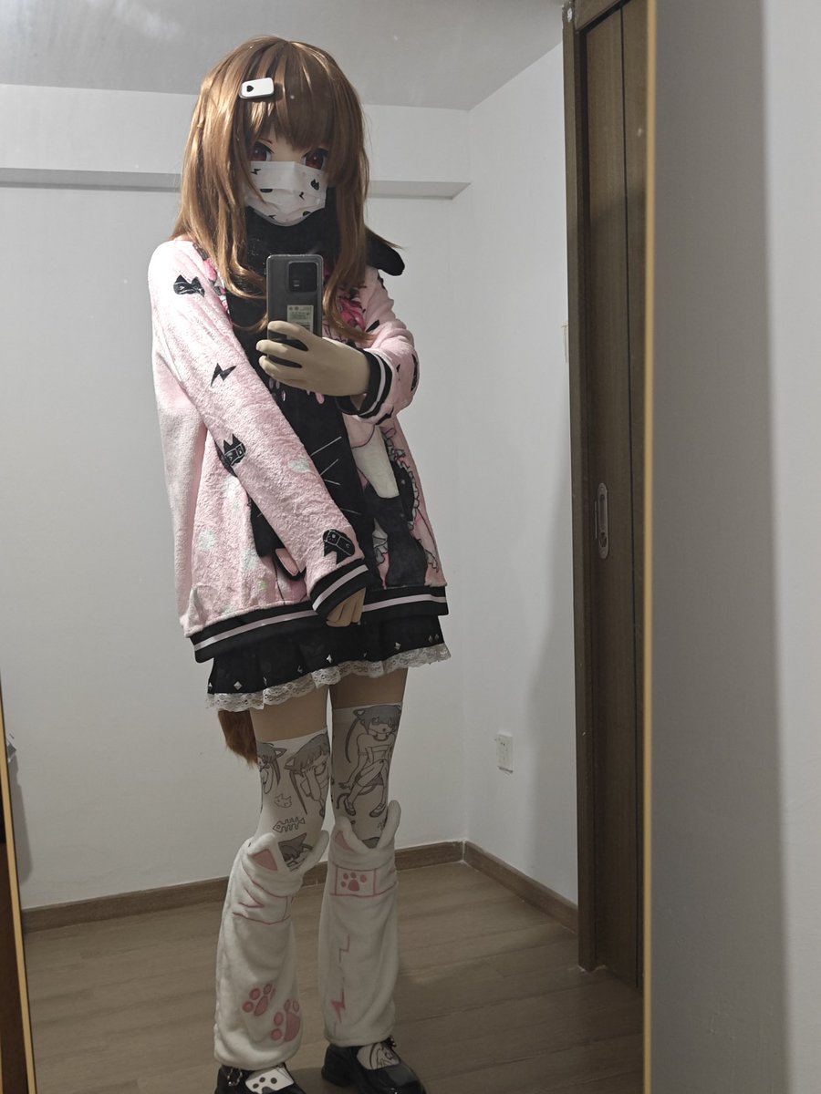 molisan119911's tweet photo. 感觉还差腿环，头饰和六花酱同款眼罩。

#着ぐるみ #kigurumi https://t.co/vYsH1WFEsB