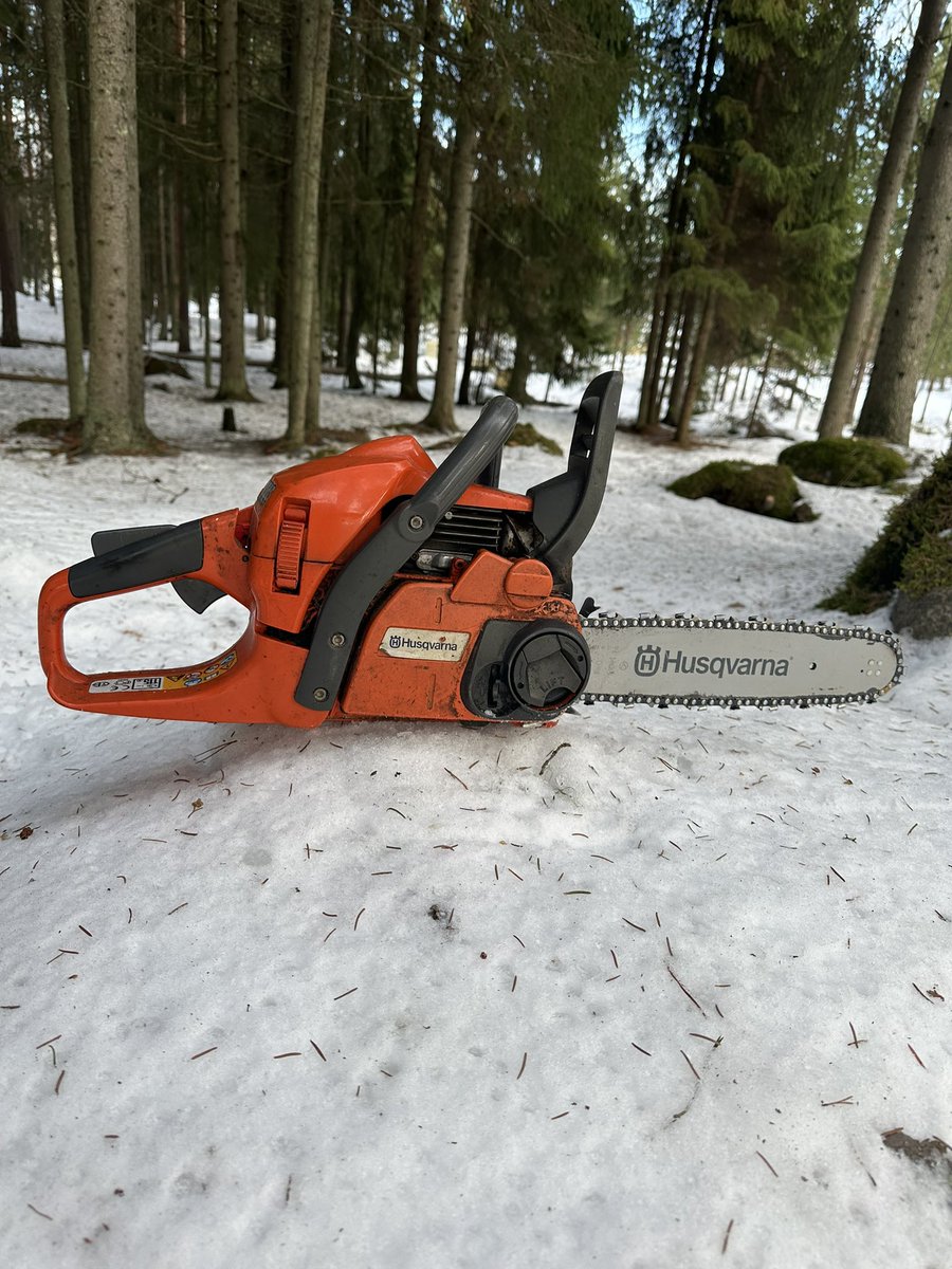 kulpanmaki's tweet photo. Kun näreenneulaset jää kantohangen päälle on oikea aika kaataa kesän tarvepuut… #vanhakansa #sanonta #diy #teeitse #puunkaato #pientila https://t.co/4b7Hwhv7A8