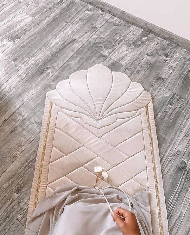 Arwa_0E's tweet photo. بما إننا مُقبلين على رمضان رشحوا لنا أماكن أو متاجر عندهم شراشف صلاة وسجادات اهم شي قماشها حلو واستخدام يومي وأسعارها معقوله ��� https://t.co/Ete1rlVvfa