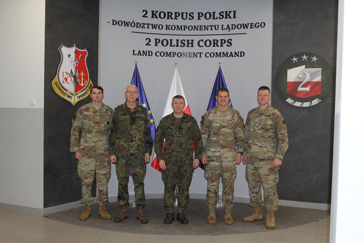 D2KP_DKL's tweet photo. W #2KorpusPolskiKraków 🇵🇱 przebywał z roboczą wizytą Szef G-3/5/7/9 @VCorps 🇺🇸. To kolejny etap budowania sojuszniczej interoperacyjności.💪
@MON_GOV_PL @SztabGenWP @DowOperSZ
#Fight2Win #WeAreNATO #StrongerTogether https://t.co/3pH44BqtQI