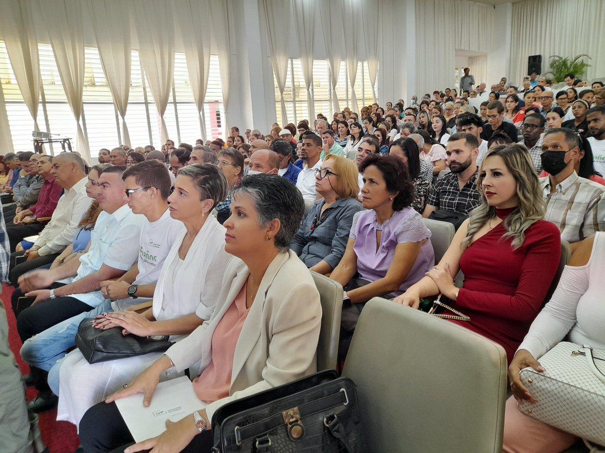 La Dra. Aniuska Ortiz es la nueva Rectora de la @univholguinera. Talento, entusiasmo y compromiso con #Cuba. Deseamos éxitos a la joven dirigente. @CubaMES @PartidoPCC @DiazCanelB @GobiernoCuba #EspacioParaCrecer #GenteQueSuma