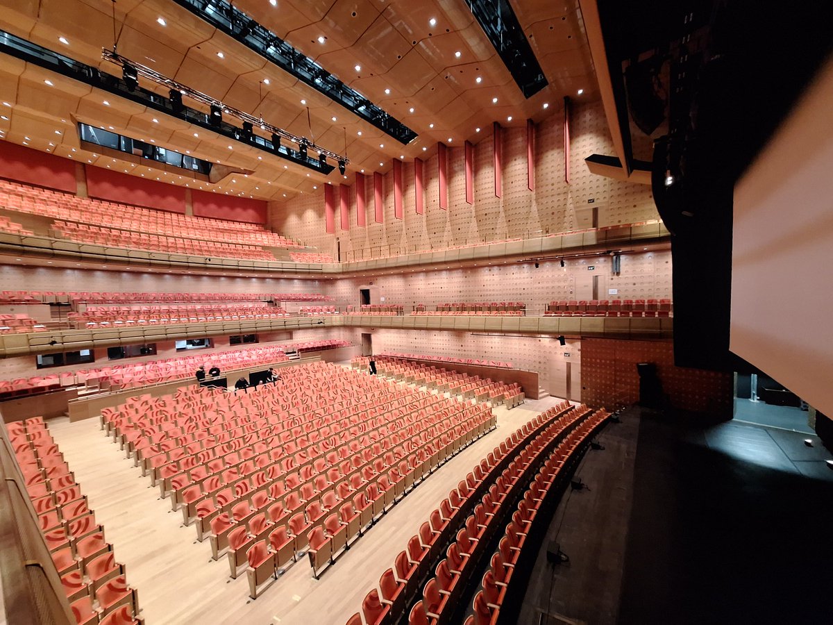 Vanavond is het hier te doen. Belgische première van de fantastische film Human Forever van <a href="/TeunToebes/">Teun Toebes</a> en Jonathan de Jong in de prachtige Koningin Elisabethzaal in Antwerpen. We tellen af. @CMziekenfonds #HumanForever