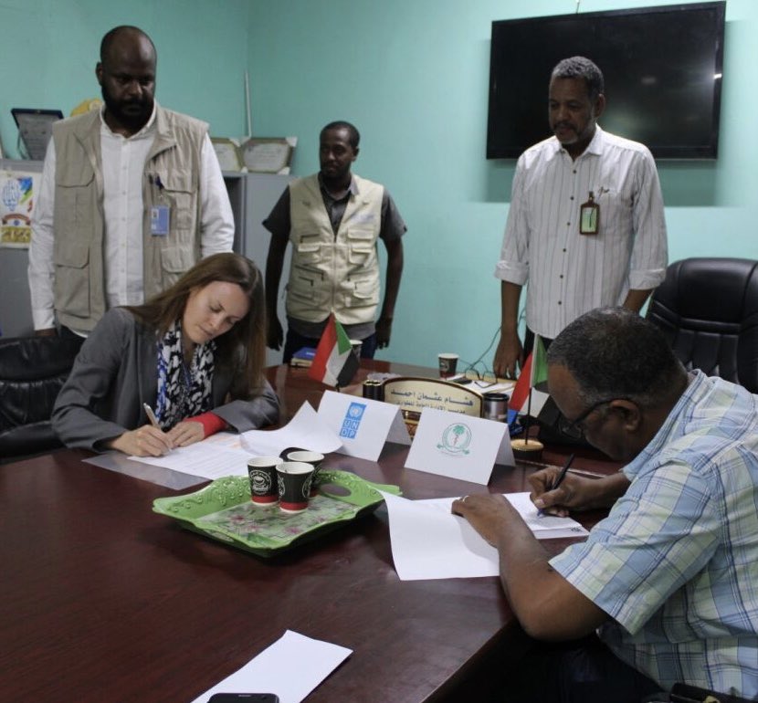 The Cholera outbreak in #Sudan continues to spread at an alarming rate with over 10,000 cases & 200+ deaths.   With thanks to @GlobalFund, @UNDP has handed over a Mobile Health Unit for use by the Emergency Response in Red Sea State, where 89% of recent cases have been reported.