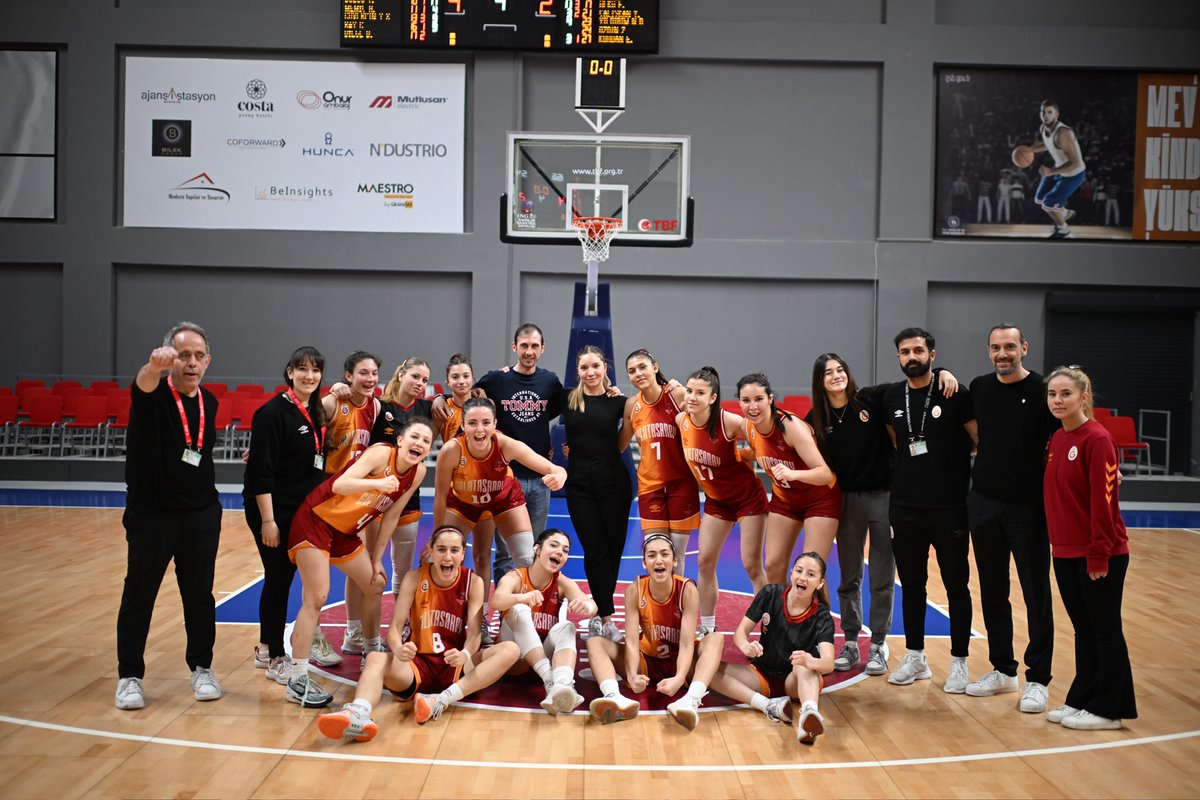 Basketbol Gençler Ligi Kız Takımımız Final Grubu 3. Haftası'nda Beşiktaş Jimanstik Kulübü karşısında 66-54'lük skor ile galip. 👏 #Tebrikler Kızlar 💪💛❤️