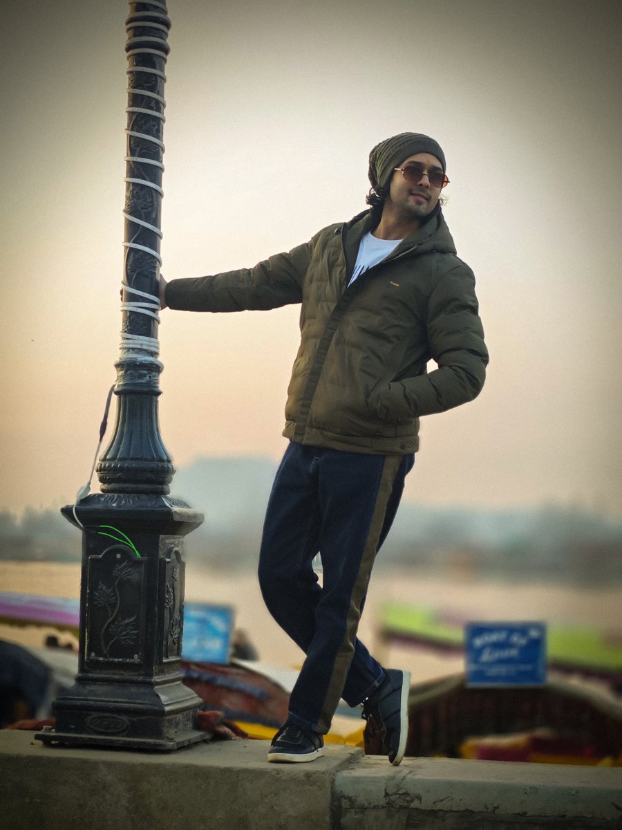 Imdvsh's tweet photo. In the calm waters of Srinagar's lakes, I find peace and inspiration. where the heart finds solace, and the soul connects with nature 💫💞 
#actorslife #trip #kashmirdairies #srinagardiaries #dallake  #shikara #shikararide #peace  #jammukashmir #devesh #deveshsharma #bekind ✨ https://t.co/fX0VNH0tIh