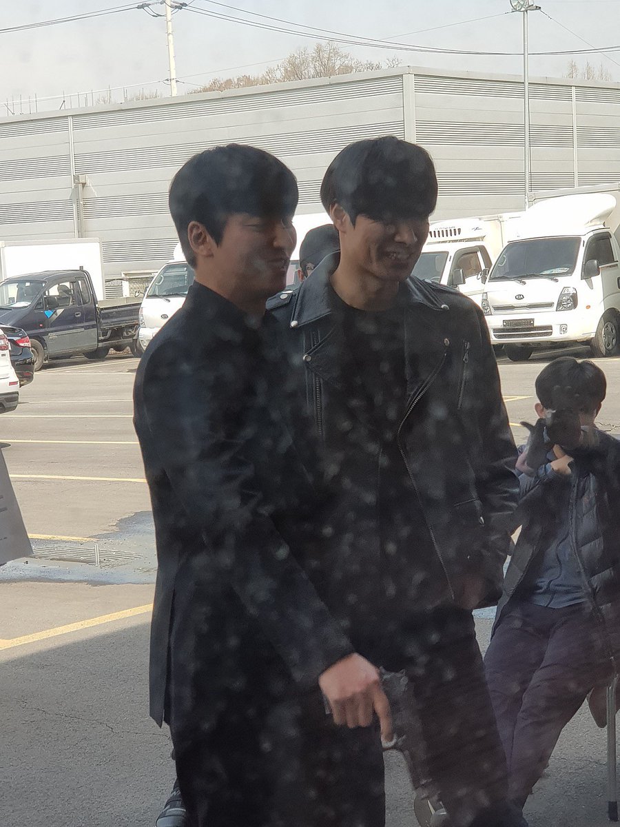 couque_kim's tweet photo. 김해일 목격담 사진도 첨에 비율보고 잘못본줄알았음 다리길이 레전드셔 https://t.co/MEyUx3RTMz