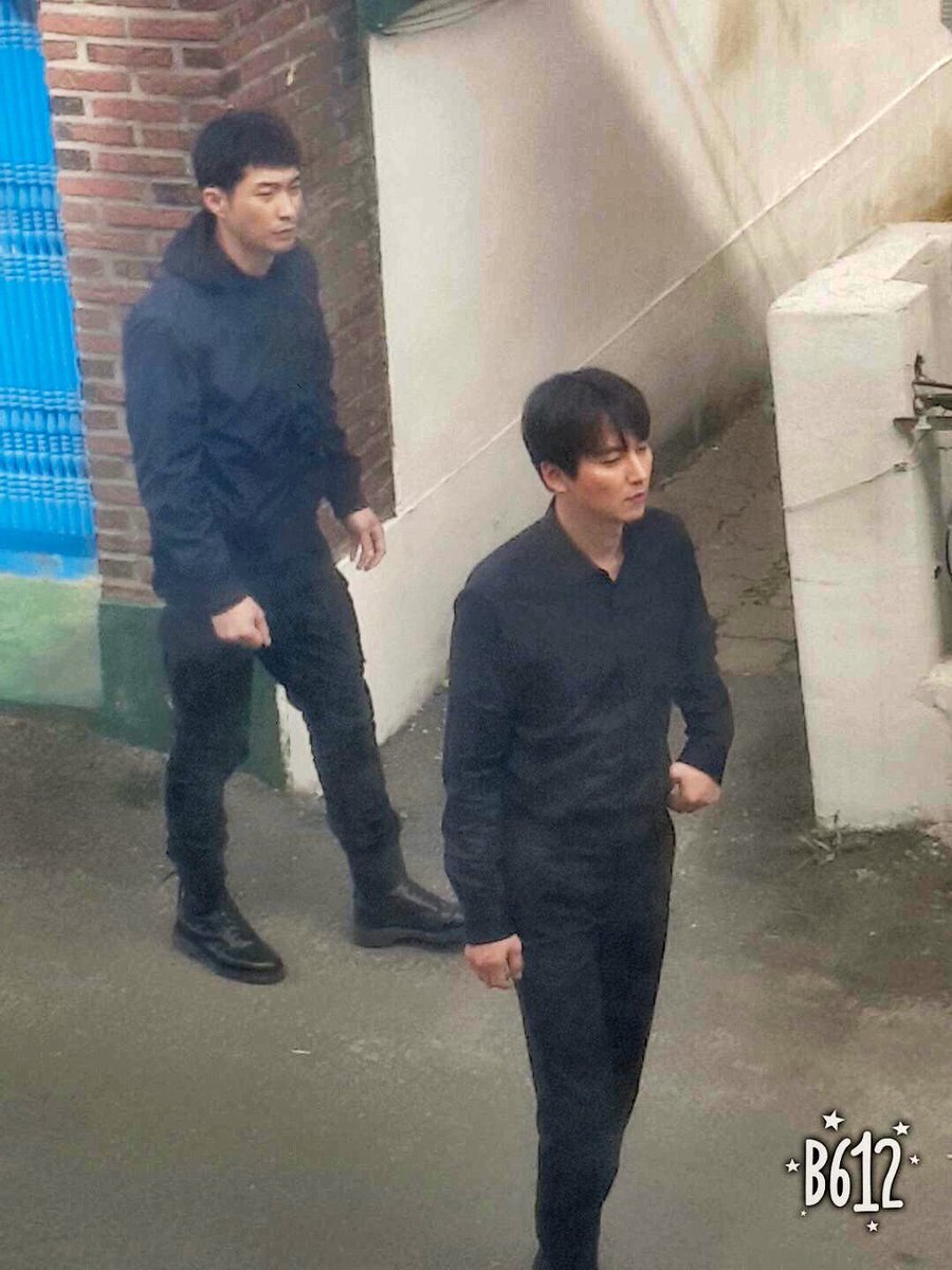 couque_kim's tweet photo. 김해일 목격담 사진도 첨에 비율보고 잘못본줄알았음 다리길이 레전드셔 https://t.co/MEyUx3RTMz