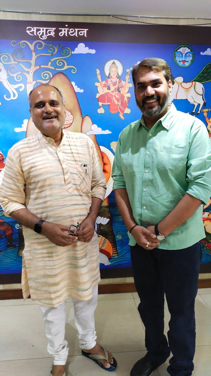 SagarshriG's tweet photo. सौम्य मुस्कान के साथ खड़े इन व्यक्तित्व को मीडिया और छत्तीसगढ़ राजनीति से जुड़े लोग ज़रूर जानते होंगे पर जनमानस के लिए बता दूं कि ये हैं पंकज भैय्या - छत्तीसगढ़ मुख्यमंत्री के मीडिया सलाहकार।

सौभाग्य भरा दिन रहा @pankaj_media भैय्या कि आज आपसे मुलाक़ात हुई। 
#chhattisgarh #media https://t.co/ATEWGjLxox