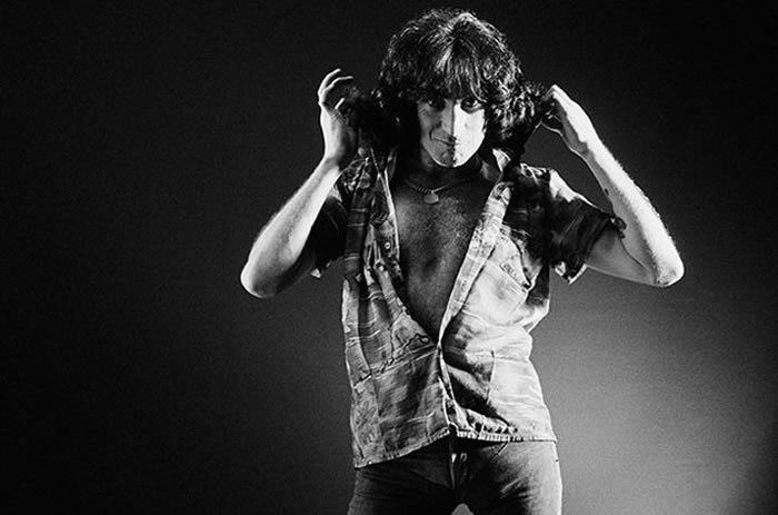 En 1980 fallece a los 33 años el vocalista de AC/DC Bon Scott producto de una sobredosis de alcohol. Cinco meses después de su muerte, AC/DC publica 'Back In Black' en su honor y se convierte en el 3er álbum más vendido de la historia.