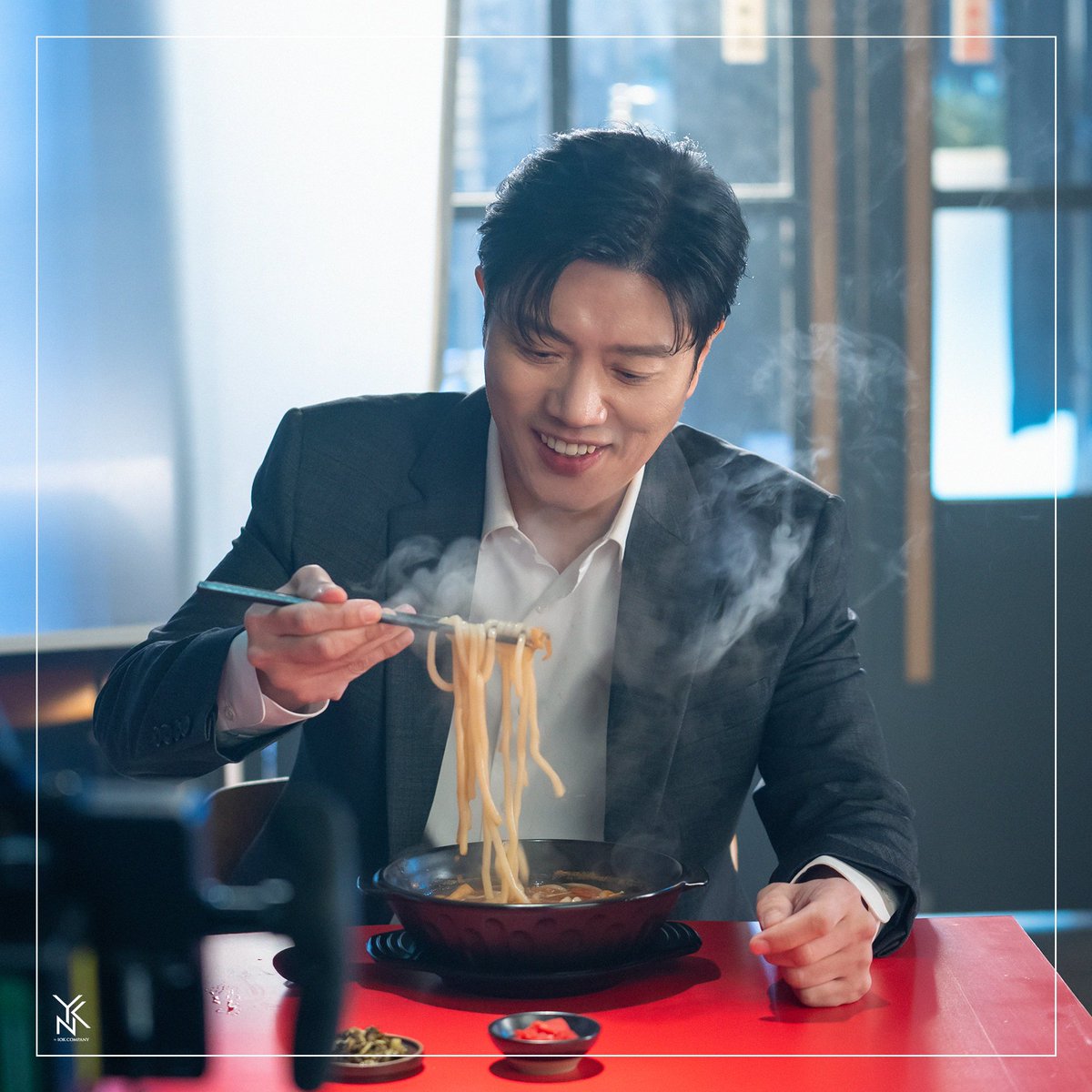 YNKentofficial's tweet photo. [📝] #와엔케POST
#박희순 #투다리

먹.잘.알. 희순 배우와 떠나는 먹방 여행✈️

인기메뉴가 김치우동, 꼬치구이,
그리고 '박희순' 이라는데..!

지금 바로 확인하러 가시죠 😎

🔗 https://t.co/hfZgqhgFE9

#Parkheesoon #Todari https://t.co/cOIsTZFS2x