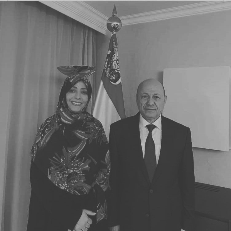 Dr_Laqwer's tweet photo. الاصطفاف اليمني

عندما يطالب اليمنيون بالاصطفاف حوثي اخواني شرعي عفاشي فيما بينهم هذا امر لا يثير الاستغراب، فهم لا يقصدون من ذلك إلا منع الجنوب من اكمال مشروعه الوطني وهو امر متوقع.

لكن عندما تأتي الدعوة للاصطفاف من بعض جنوبيي الشرعية لأجل اصطفاف الجنوبيين مع الشرعية لمواجهة الحوثي فتلك هي المهزلة بعينها لانهم قبل غيرهم يعرفون ان اليمنيين في الشرعية هم الوجه الآخر للحوثي.

كلوا واشربوا والزموا الصمت لا تكشفون سوءاتكم.

د. حسين لقور #بن_عيدان