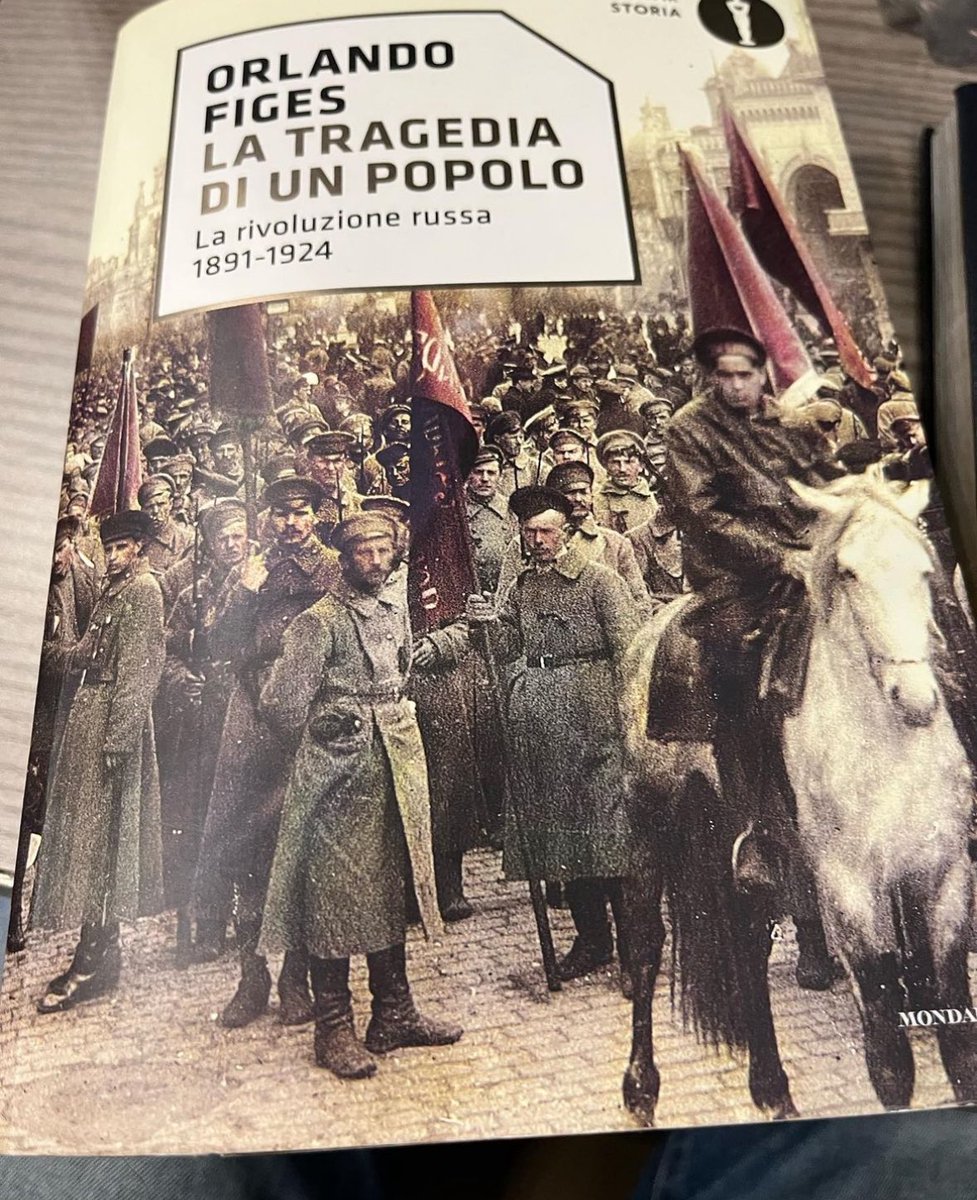 #readinglist Questo è il libro “definitivo” sulla rivoluzione russa. Aiuta a capire gli impatti dei tragici eventi su operai, contadini e soldati. Sulla vita quotidiana di un popolo martoriato dalla brutalità di due regimi autocratici. Assuefatto al sopruso e alla fame. È una