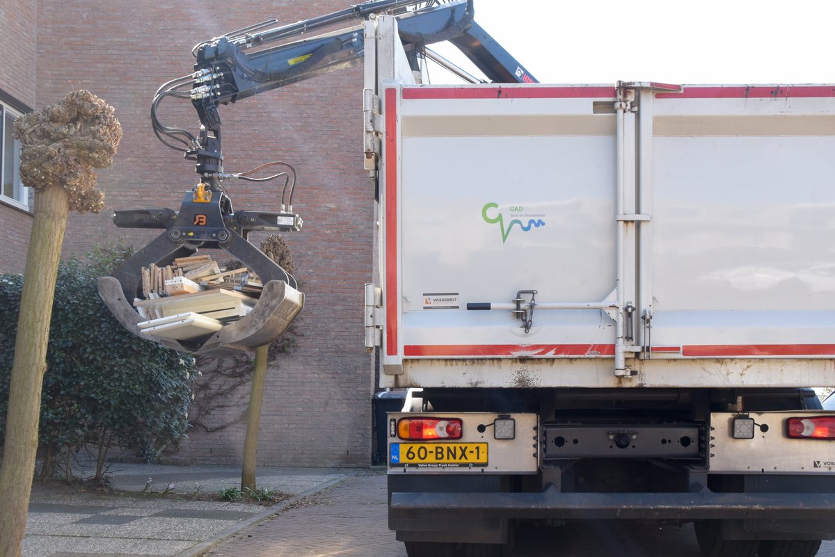Iedere dag halen we de verschillende stromen grofvuil op. Richard de grote elektrische apparaten📺, Bert het grote huisvuil🪑en Lorenzo het grote verpakkingskarton. Vanaf maart  ook weer het snoeiafval🌿. Zij zien dit als hun schone taak en doen het graag. gad.nl/grofvuil