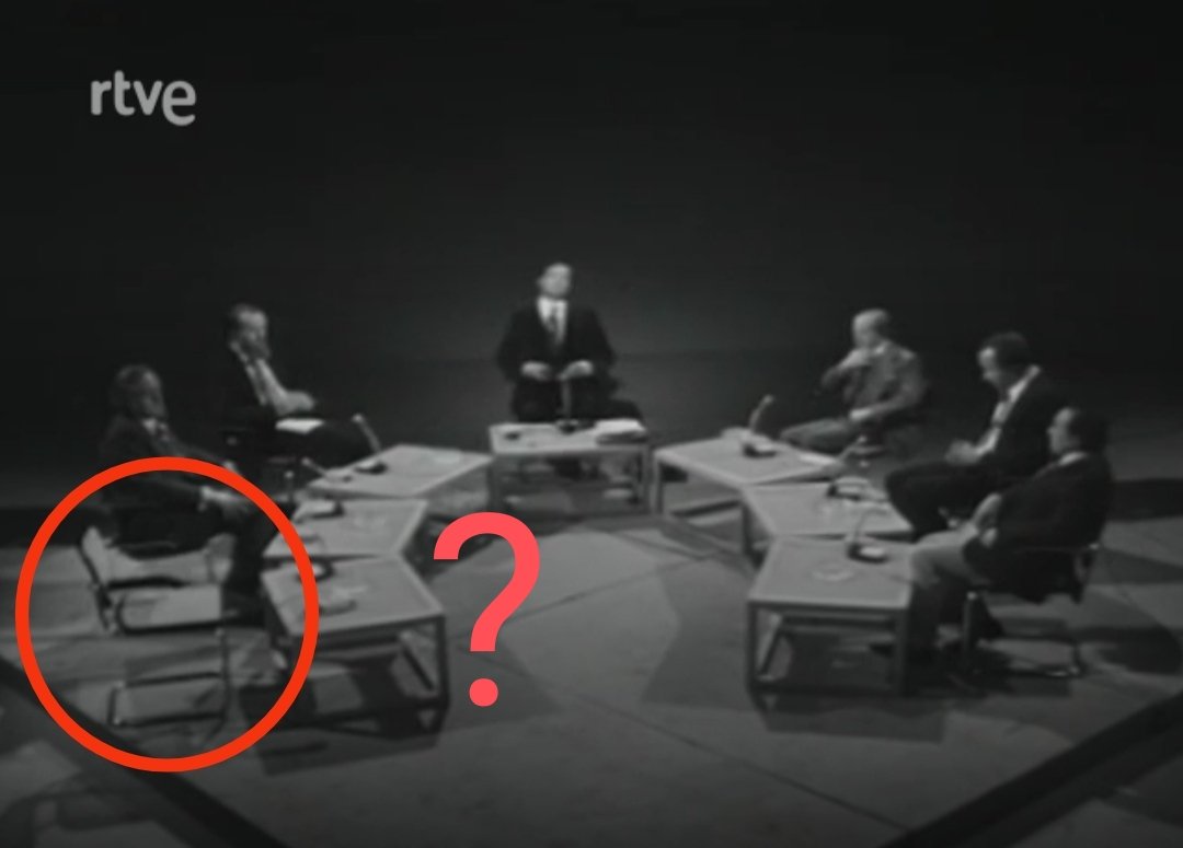 Estic veient alguns dels debats de La Clave, el mític programa dirigit per J.L. Balbín. N'hi ha de molt bons, però un és especialment impactant. Emés el 28/03/1976, hi participava, ni més ni menys, que el fill de Rudolf Hess... però de qui era la cadira buida del seu davant? 🧵