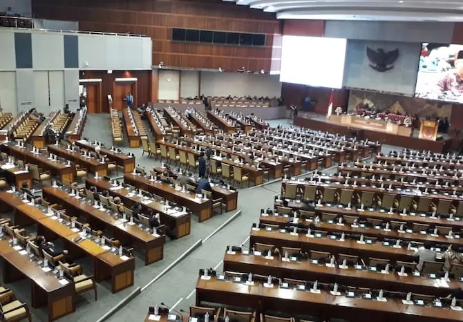 HAK ANGKET adalah hak DPR utk melakukan penyelidikan terhadap pelaksanaan suatu UU/kebijakan pemerintah yg berkaitan dengan hal penting, strategis, dan berdampak luas pada kehidupan bermasyarakat, berbangsa, dan bernegara yg diduga bertentangan dgn peraturan perundang-undangan.