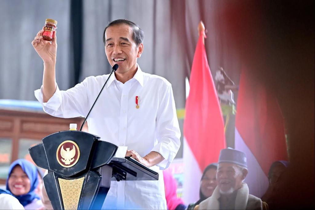 jokowi's tweet photo. Senin, 19 Februari 2024, saya bersilaturahmi dengan para nasabah program Membina Ekonomi Keluarga Sejahtera (Mekaar) binaan Permodalan Nasional Madani (PNM) di Lapangan Mal Pelayanan Publik (MPP) Cilenggang, Kota Tangerang Selatan.

Saya ingatkan kembali pentingnya membangun karakter semangat kerja dan sikap disiplin, agar pemilik usaha dapat terus mengembangkan usahanya menjadi lebih baik. Harga yang bersaing, kualitas yang baik, hingga pengiriman yang cepat juga sangat berpengaruh bagi peningkatan penjualan suatu produk. Pembeli akan membandingkan antara produk atau barangnya sama. Jadi jika harganya sama-sama Rp10 ribu, pembeli akan memilih yang kualitasnya lebih baik.

Foto: Muchlis Jr - Biro Pers Sekretariat Presiden