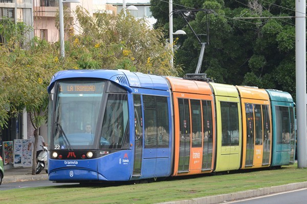 tranviatenerife's tweet photo. ¡Atención, viajero! Desde hoy lunes huelga indefinida en el @tranviatenerife  , con servicios mínimos del 80% (circularán al menos el 80% de los tranvías previstos) + info 👉 https://t.co/QvuJnGnV3A https://t.co/siw218ZQL3