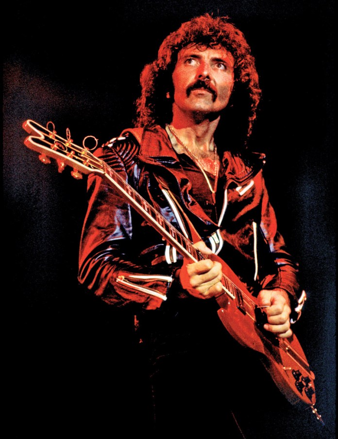 1/4 Dnes oslavuje 76 rokov #HandOfDoom, alebo ak chcete Tony Iommi. Gitarista a zakladajúci člen BLACK SABBATH a predovšetkým muž, ktorý stvoril heavy metal.

Tony prišiel počas svojej poslednej smeny vo fabrike k úrazu a stratil časti posledného článku prostredníka a prsteníka